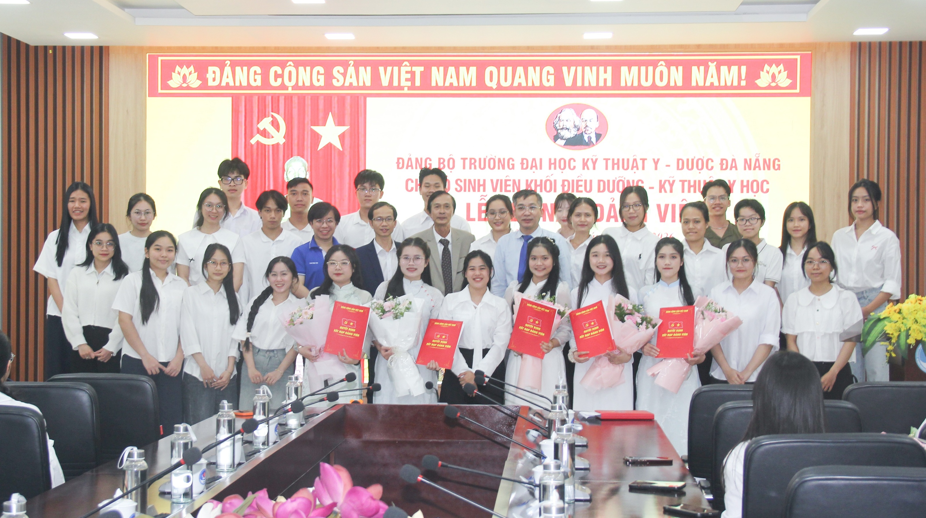 Đảng bộ Trường Đại học Kỹ thuật Y – Dược Đà Nẵng kết nạp 11 sinh viên ưu tú vào Đảng